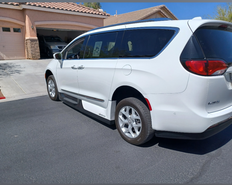 2017 Chrysler Pacifica Touring-L Plus Mobility Minivan-6